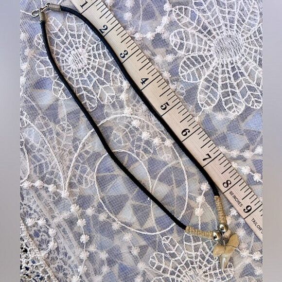 Vintage 90's Natural Shark Tooth Surfer Leather Cord Necklace - Picture 7 of 8